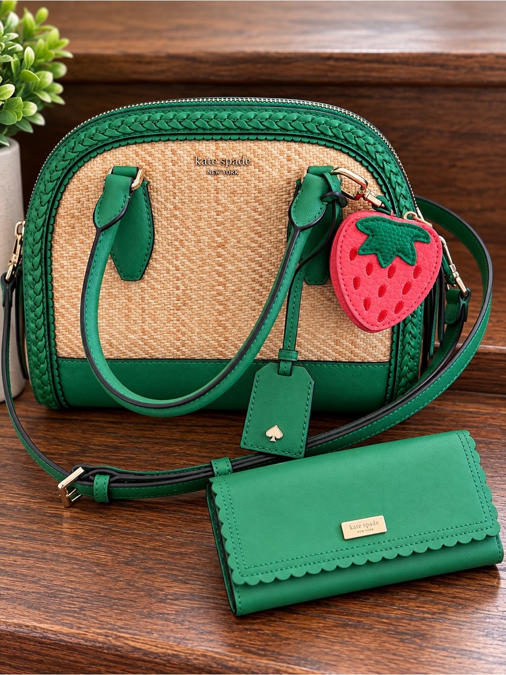 Kate Spade Green Scalloped Leather Continental Wallet Like New